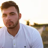 Porträtfoto eines gut gelaunten Lesers im Café